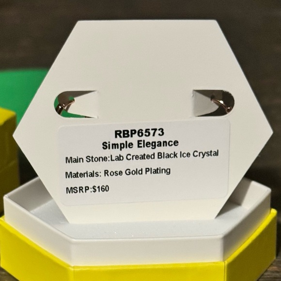 Simple elegance Bomb Party Earrings. - Picture 4 of 4